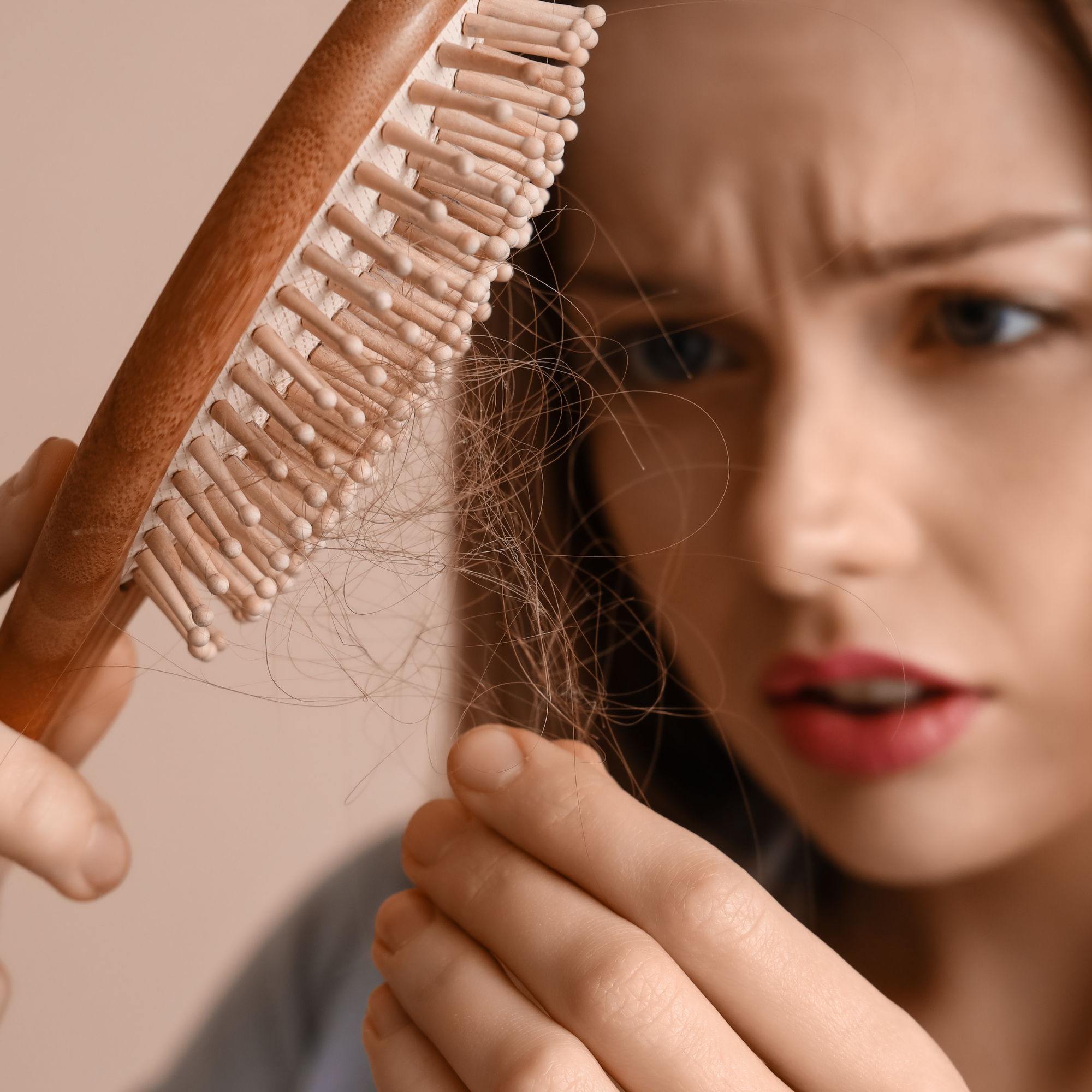 Mevsimsel Saç Dökülmesi Nedir? Belirtileri ve Çözüm Yolları