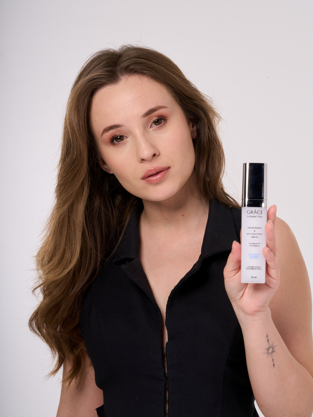 La Rachel Paris Grace Brightening &amp; Spot Solution Serum, cildinize aydınlık ve lekesiz bir görünüm kazandırmak için özel olarak formüle edilmiştir. Niacinamide ve Alpha Arbutin içeriği ile cilt tonunu eşitler, koyu lekeleri ve hiperpigmentasyonu azaltır. Papaya Meyve Ekstraktı ve Sodium Hyaluronate Kompleksi ile cildi derinlemesine nemlendirir, yeniler ve daha parlak, canlı bir cilt sağlar.