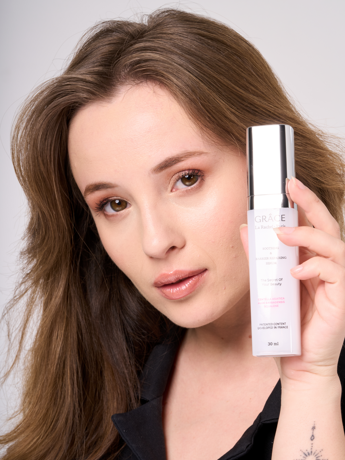 Soothing Barrier Repairing Serum , cildinizin ihtiyaç duyduğu kapsamlı bakım için özel olarak formüle edilmiştir. Bu serum, cildi yatıştırmak, cilt bariyerini onarmak ve nemlendirmek için bilimsel olarak kanıtlanmış aktif bileşenler içerir.