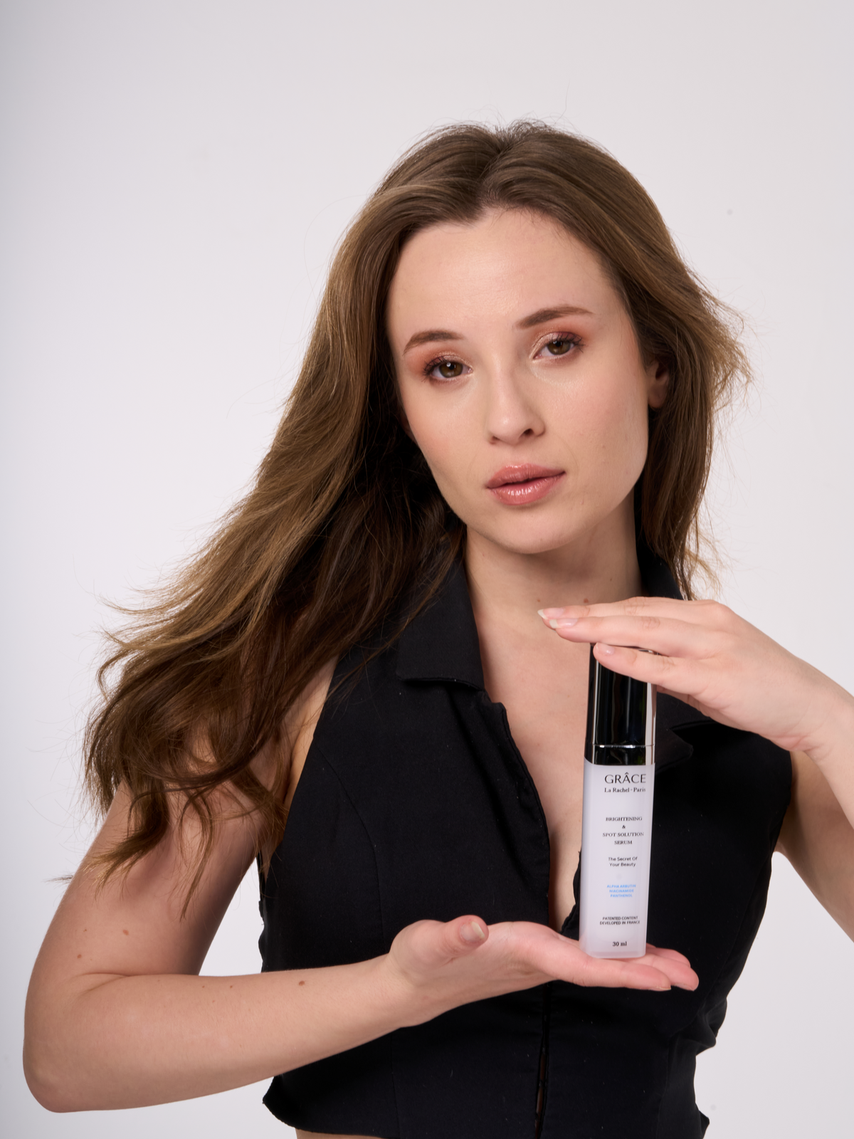 La Rachel Paris Grace Brightening &amp; Spot Solution Serum, cildinize aydınlık ve lekesiz bir görünüm kazandırmak için özel olarak formüle edilmiştir. Niacinamide ve Alpha Arbutin içeriği ile cilt tonunu eşitler, koyu lekeleri ve hiperpigmentasyonu azaltır. Papaya Meyve Ekstraktı ve Sodium Hyaluronate Kompleksi ile cildi derinlemesine nemlendirir, yeniler ve daha parlak, canlı bir cilt sağlar.