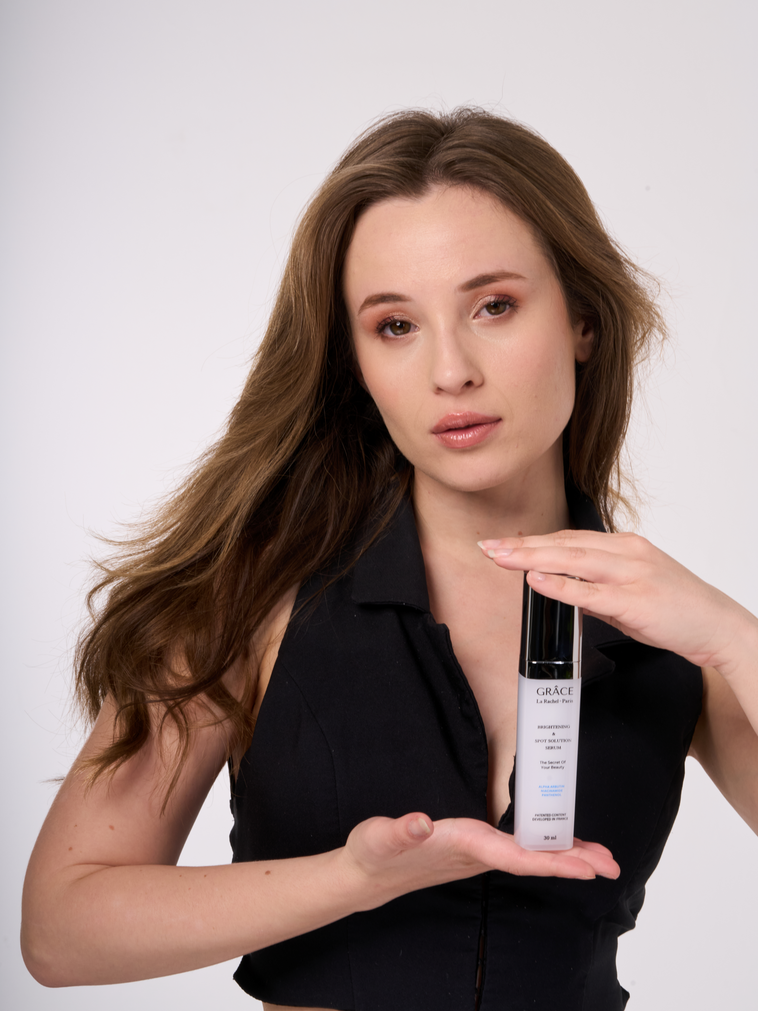 La Rachel Paris Grace Brightening &amp; Spot Solution Serum, cildinize aydınlık ve lekesiz bir görünüm kazandırmak için özel olarak formüle edilmiştir. Niacinamide ve Alpha Arbutin içeriği ile cilt tonunu eşitler, koyu lekeleri ve hiperpigmentasyonu azaltır. Papaya Meyve Ekstraktı ve Sodium Hyaluronate Kompleksi ile cildi derinlemesine nemlendirir, yeniler ve daha parlak, canlı bir cilt sağlar.