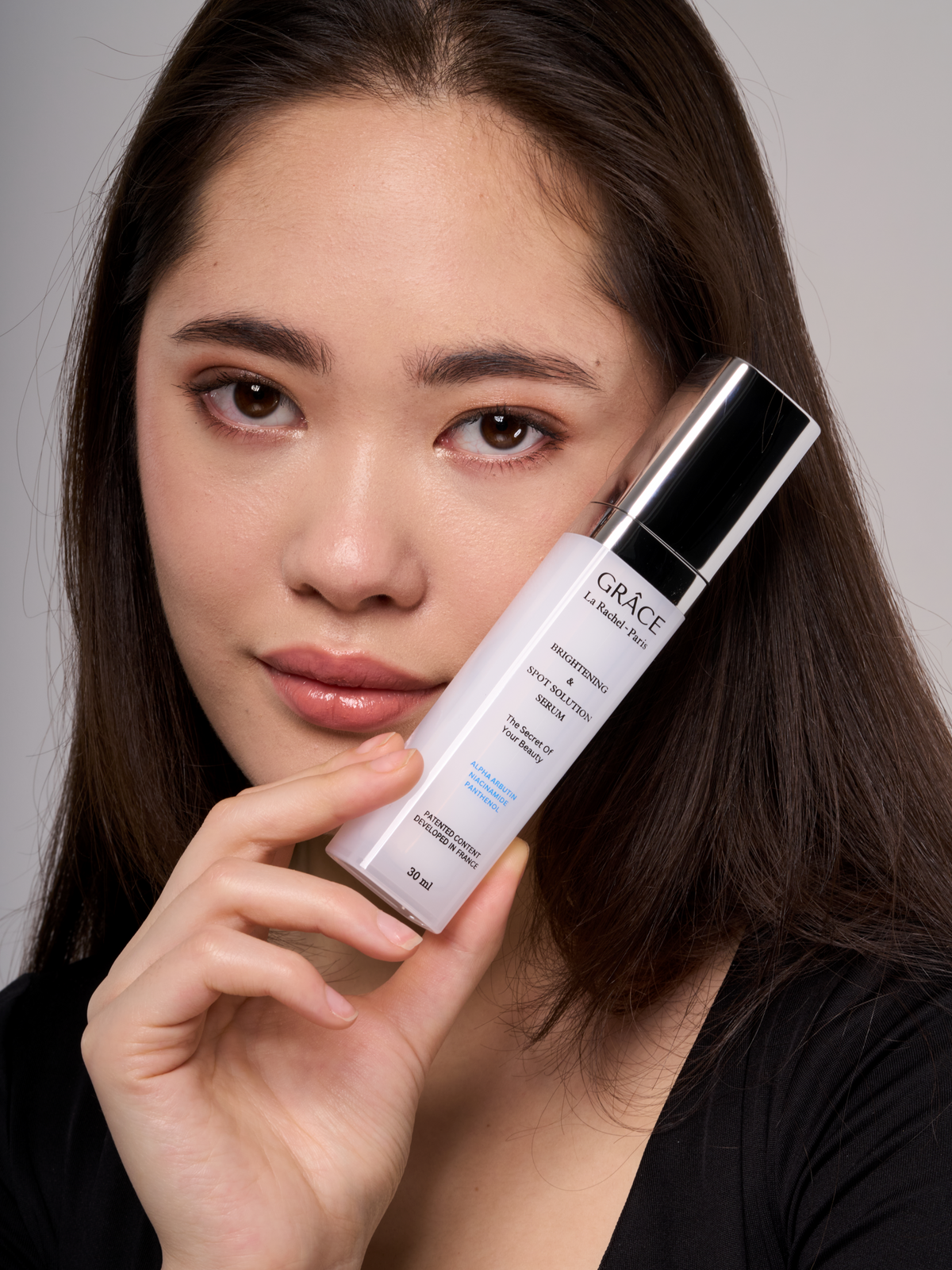 La Rachel Paris Grace Brightening &amp; Spot Solution Serum, cildinize aydınlık ve lekesiz bir görünüm kazandırmak için özel olarak formüle edilmiştir. Niacinamide ve Alpha Arbutin içeriği ile cilt tonunu eşitler, koyu lekeleri ve hiperpigmentasyonu azaltır. Papaya Meyve Ekstraktı ve Sodium Hyaluronate Kompleksi ile cildi derinlemesine nemlendirir, yeniler ve daha parlak, canlı bir cilt sağlar.