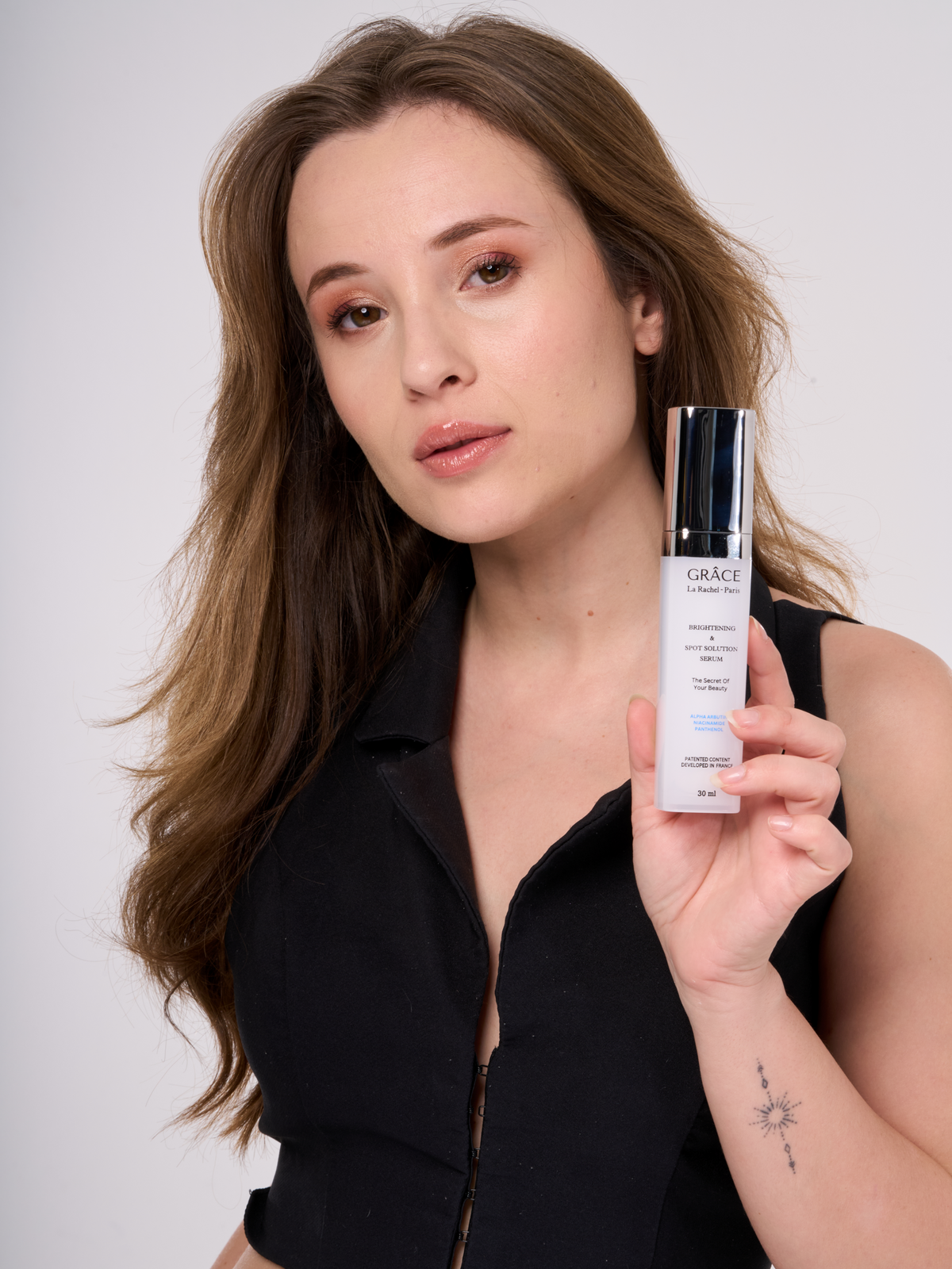 La Rachel Paris Grace Brightening &amp; Spot Solution Serum, cildinize aydınlık ve lekesiz bir görünüm kazandırmak için özel olarak formüle edilmiştir. Niacinamide ve Alpha Arbutin içeriği ile cilt tonunu eşitler, koyu lekeleri ve hiperpigmentasyonu azaltır. Papaya Meyve Ekstraktı ve Sodium Hyaluronate Kompleksi ile cildi derinlemesine nemlendirir, yeniler ve daha parlak, canlı bir cilt sağlar.