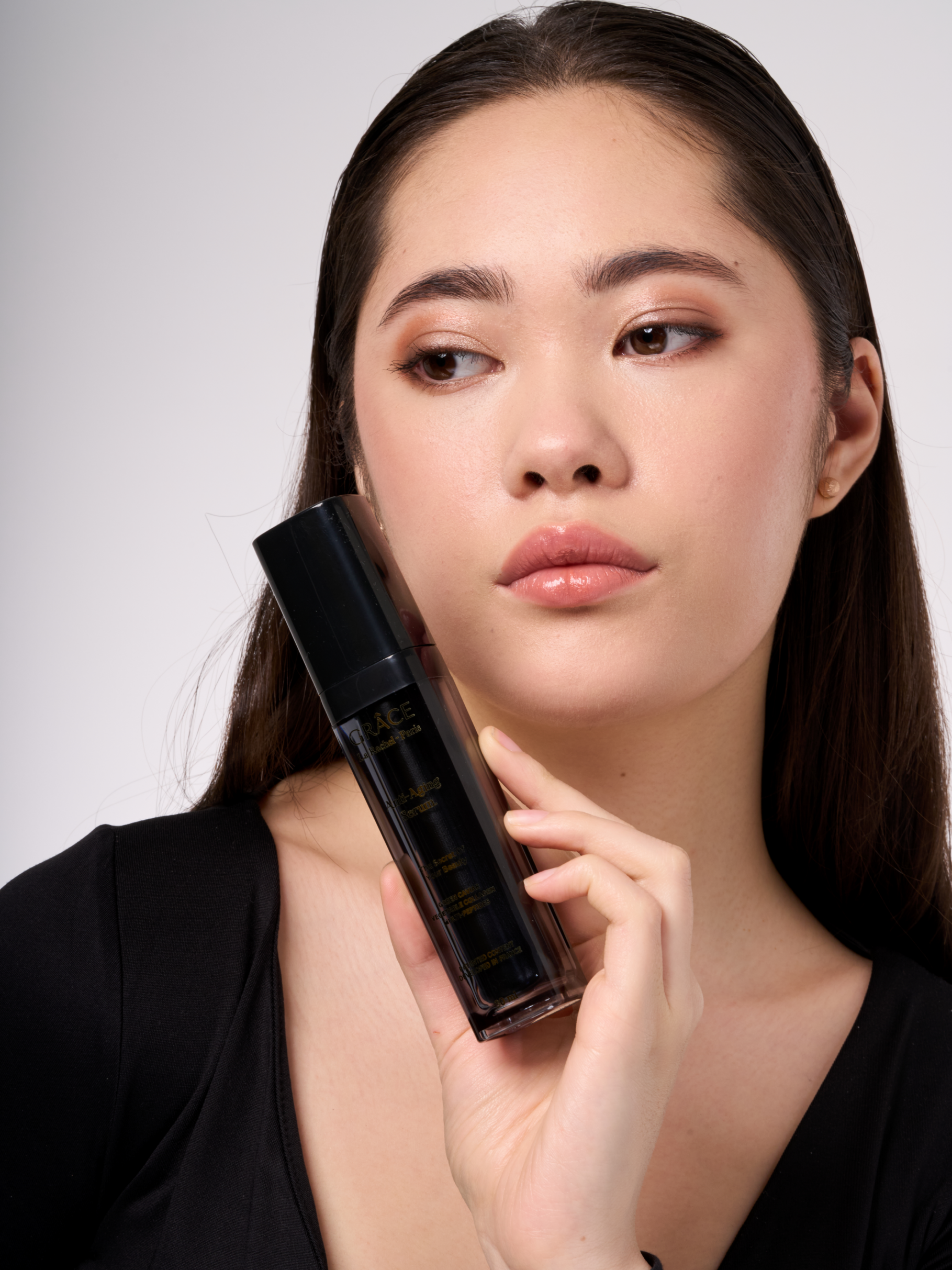 Advanced Anti-Aging Serum, Niacinamide, Teprenone ve Hyaluronic Acid kompleksi içeren güçlü formülüyle cildinizi derinlemesine besler, gençleştirir ve onarır. İnce çizgi ve kırışıklıkları azaltırken, cildin elastikiyetini artırır ve daha sıkı, pürüzsüz bir görünüm sağlar.