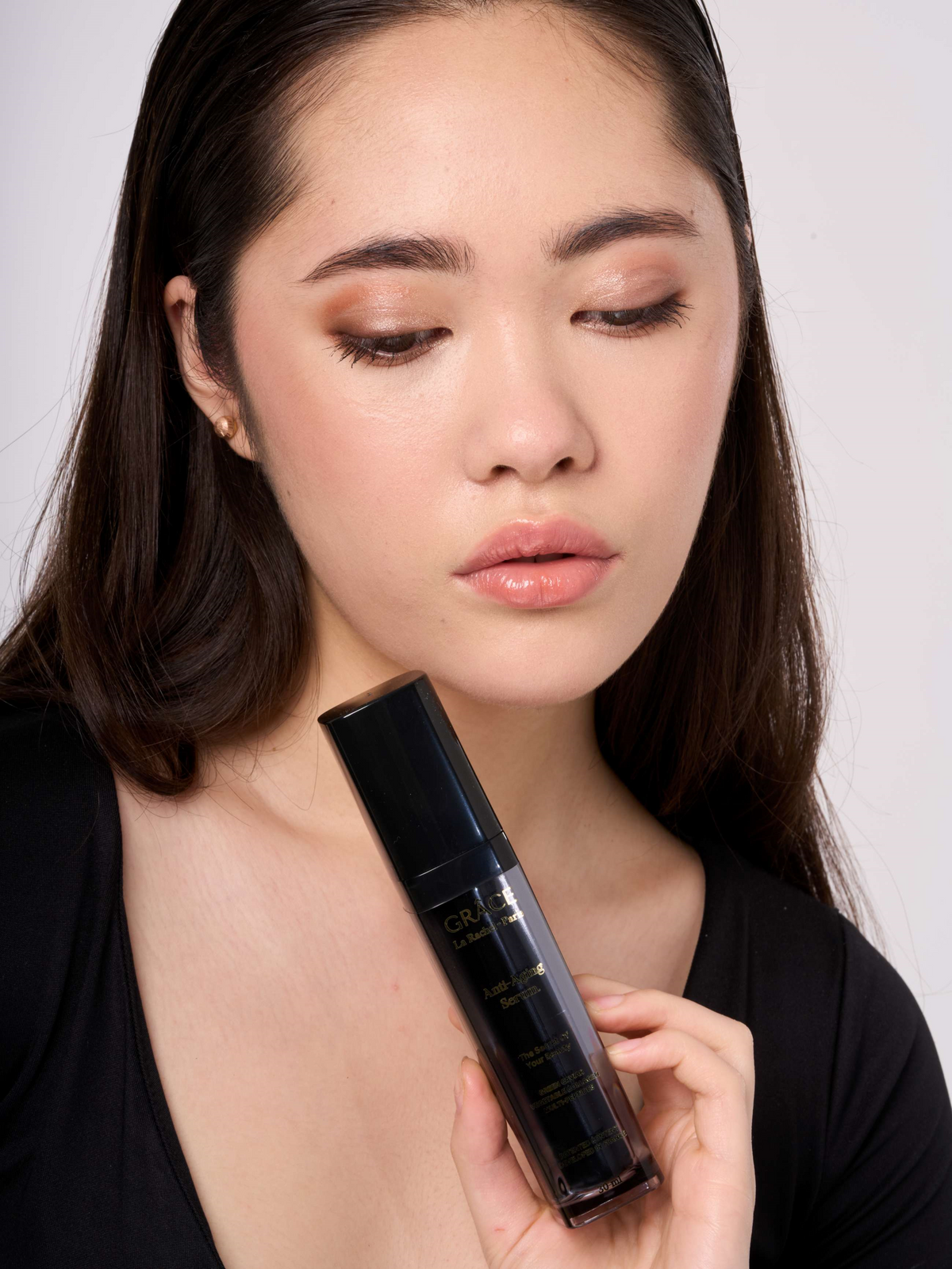 Advanced Anti-Aging Serum, Niacinamide, Teprenone ve Hyaluronic Acid kompleksi içeren güçlü formülüyle cildinizi derinlemesine besler, gençleştirir ve onarır. İnce çizgi ve kırışıklıkları azaltırken, cildin elastikiyetini artırır ve daha sıkı, pürüzsüz bir görünüm sağlar.