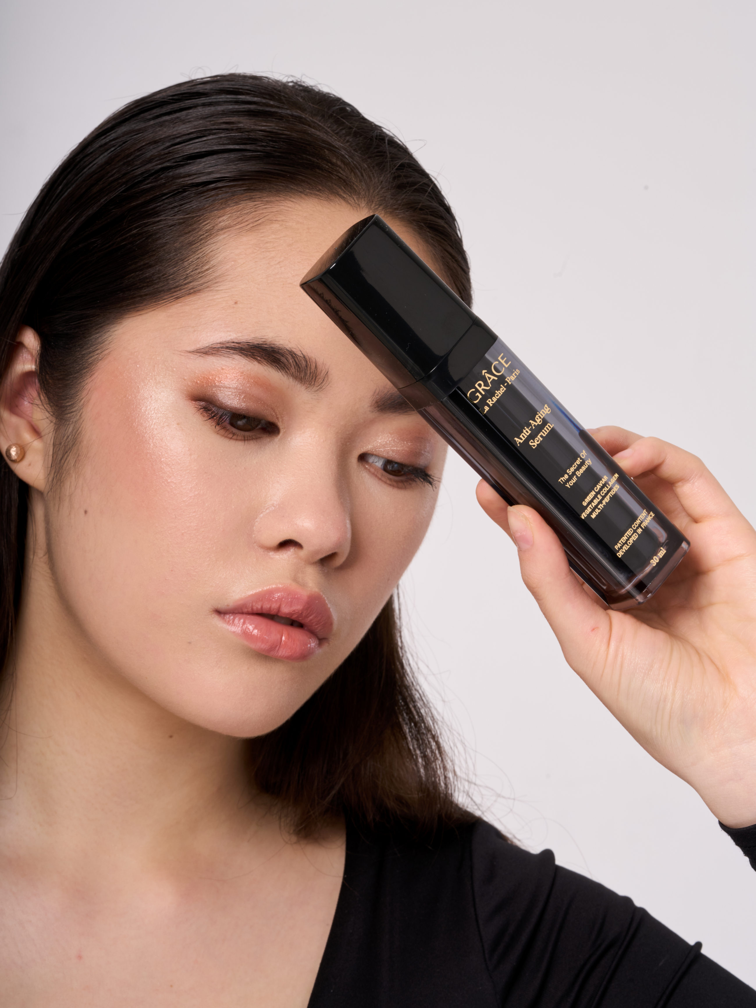 Advanced Anti-Aging Serum, Niacinamide, Teprenone ve Hyaluronic Acid kompleksi içeren güçlü formülüyle cildinizi derinlemesine besler, gençleştirir ve onarır. İnce çizgi ve kırışıklıkları azaltırken, cildin elastikiyetini artırır ve daha sıkı, pürüzsüz bir görünüm sağlar.