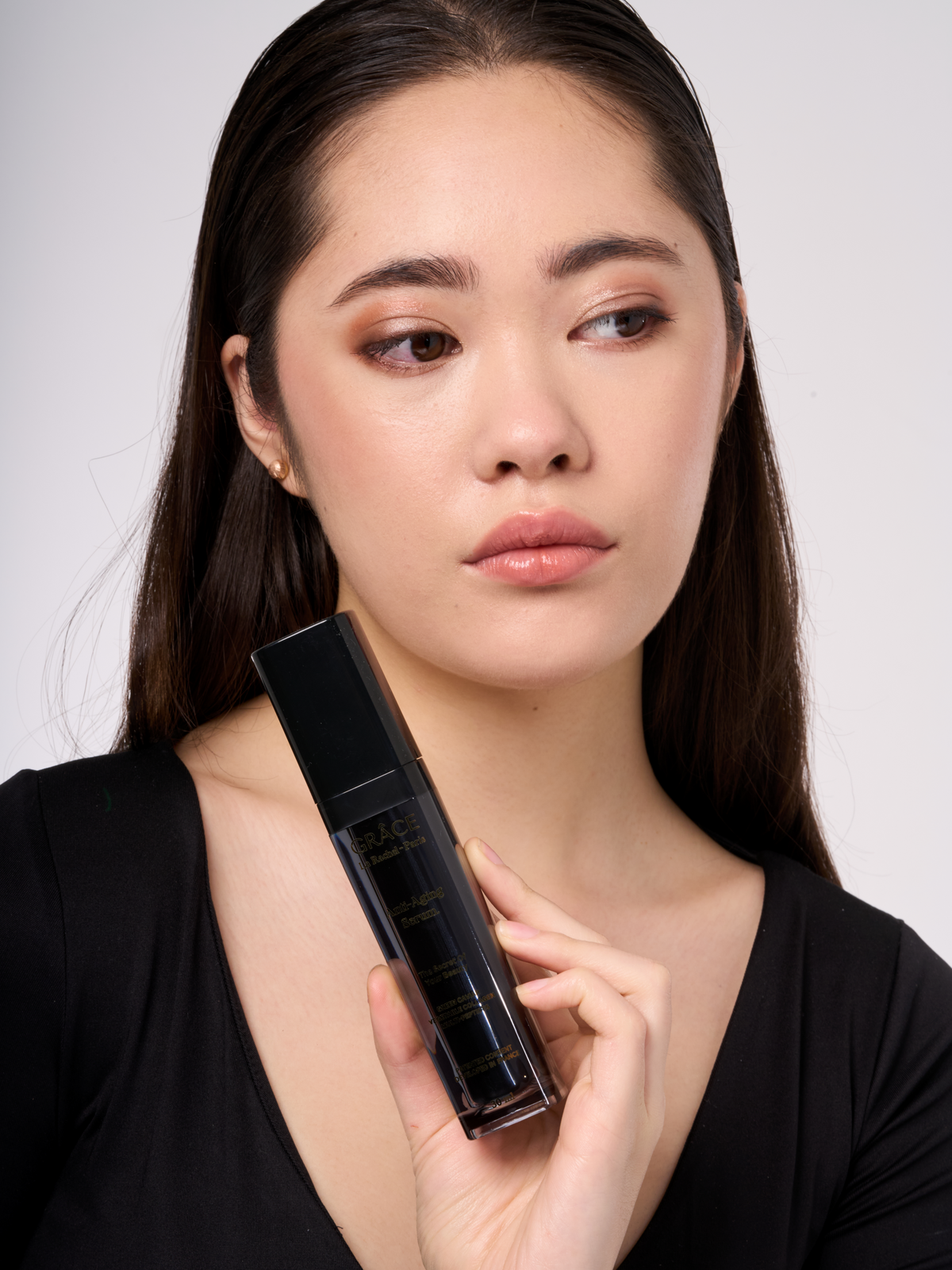 Advanced Anti-Aging Serum, Niacinamide, Teprenone ve Hyaluronic Acid kompleksi içeren güçlü formülüyle cildinizi derinlemesine besler, gençleştirir ve onarır. İnce çizgi ve kırışıklıkları azaltırken, cildin elastikiyetini artırır ve daha sıkı, pürüzsüz bir görünüm sağlar.
