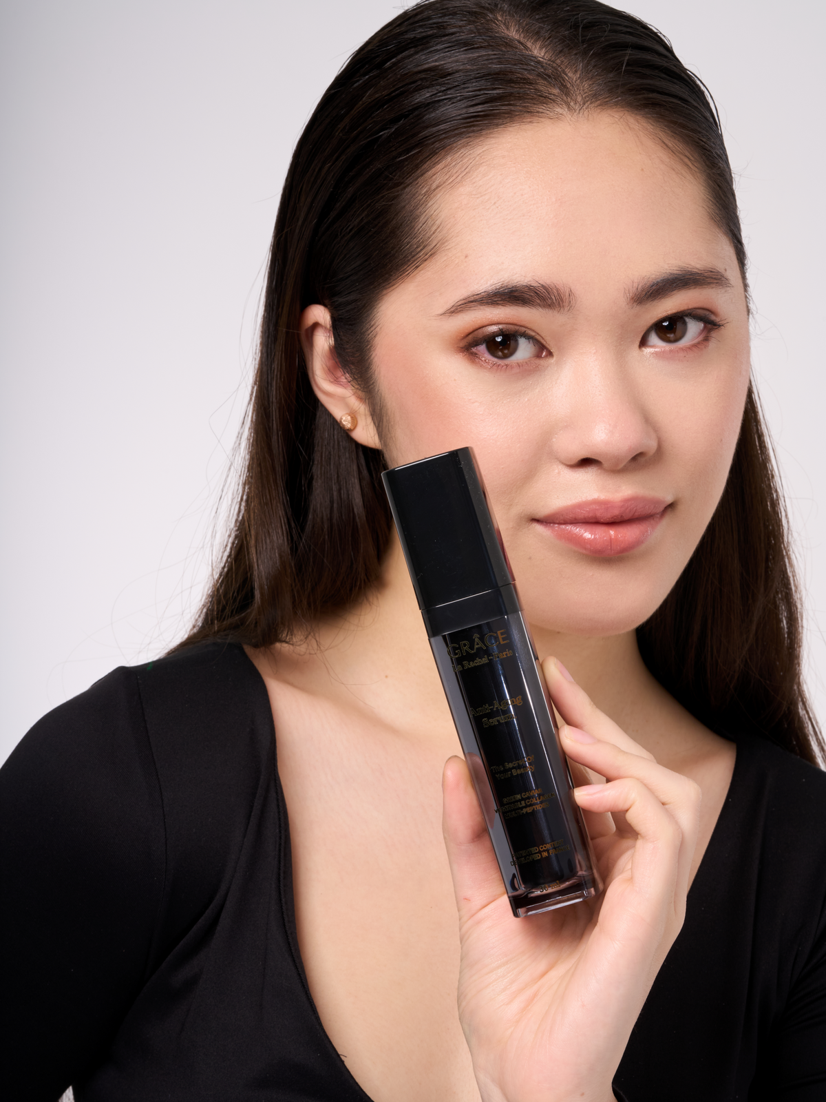 Advanced Anti-Aging Serum, Niacinamide, Teprenone ve Hyaluronic Acid kompleksi içeren güçlü formülüyle cildinizi derinlemesine besler, gençleştirir ve onarır. İnce çizgi ve kırışıklıkları azaltırken, cildin elastikiyetini artırır ve daha sıkı, pürüzsüz bir görünüm sağlar.