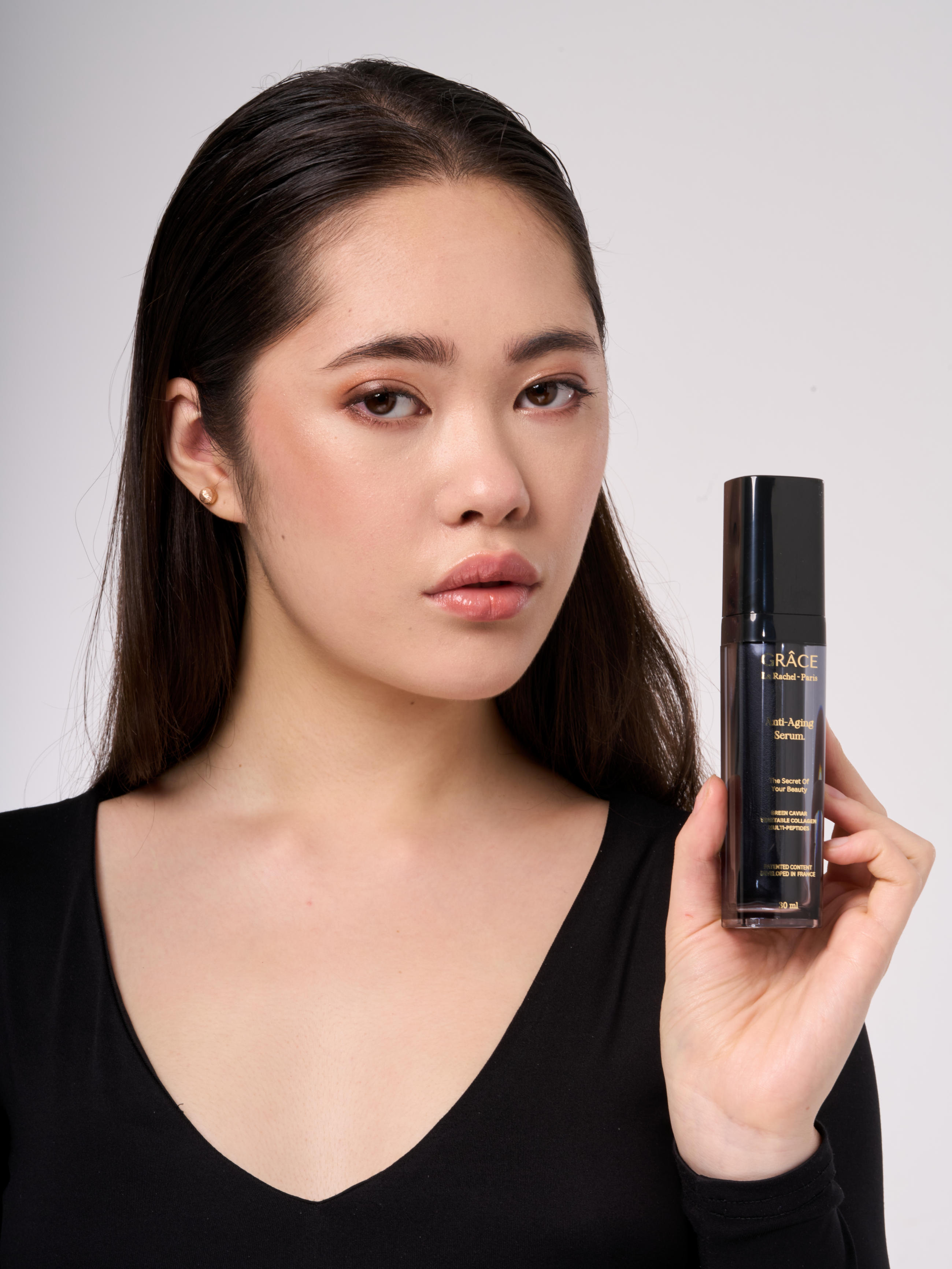 Advanced Anti-Aging Serum, Niacinamide, Teprenone ve Hyaluronic Acid kompleksi içeren güçlü formülüyle cildinizi derinlemesine besler, gençleştirir ve onarır. İnce çizgi ve kırışıklıkları azaltırken, cildin elastikiyetini artırır ve daha sıkı, pürüzsüz bir görünüm sağlar.