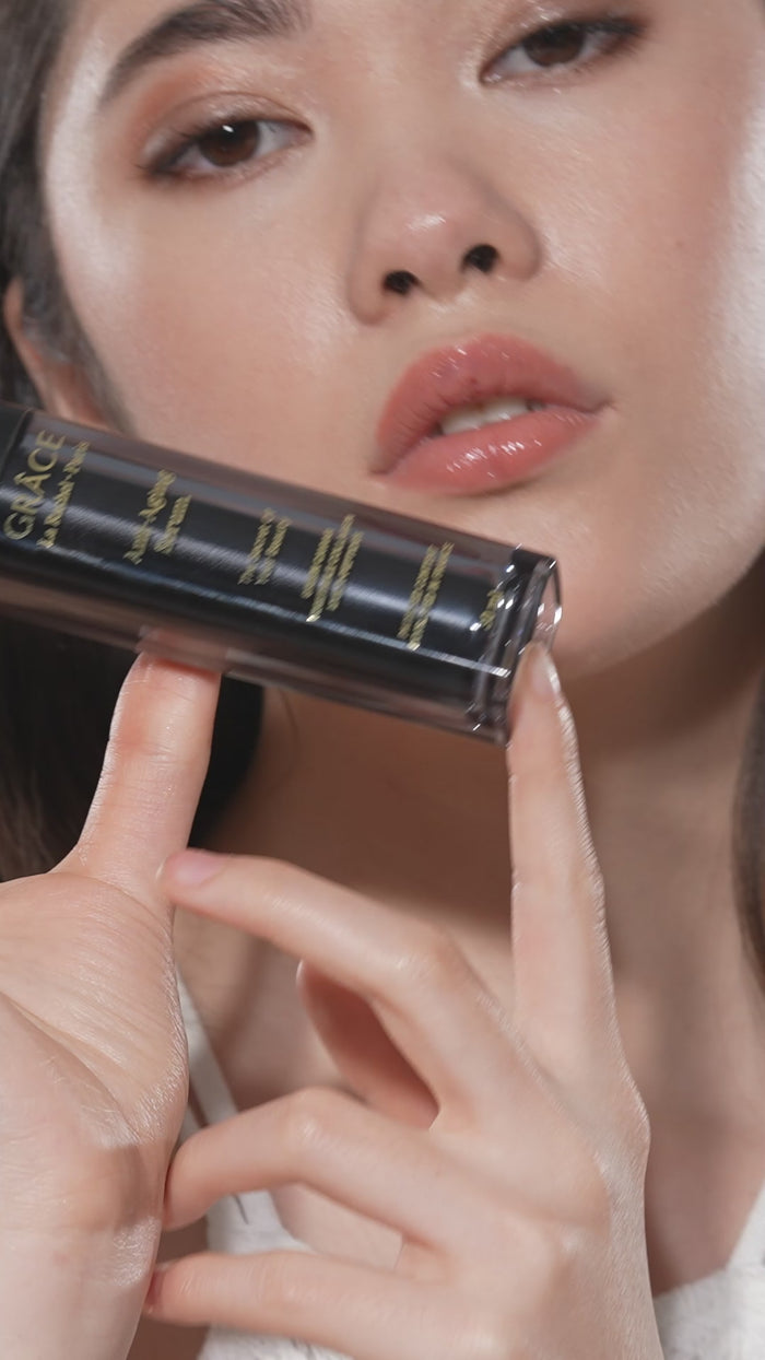 Advanced Anti-Aging Serum, Niacinamide, Teprenone ve Hyaluronic Acid kompleksi içeren güçlü formülüyle cildinizi derinlemesine besler, gençleştirir ve onarır. İnce çizgi ve kırışıklıkları azaltırken, cildin elastikiyetini artırır ve daha sıkı, pürüzsüz bir görünüm sağlar.